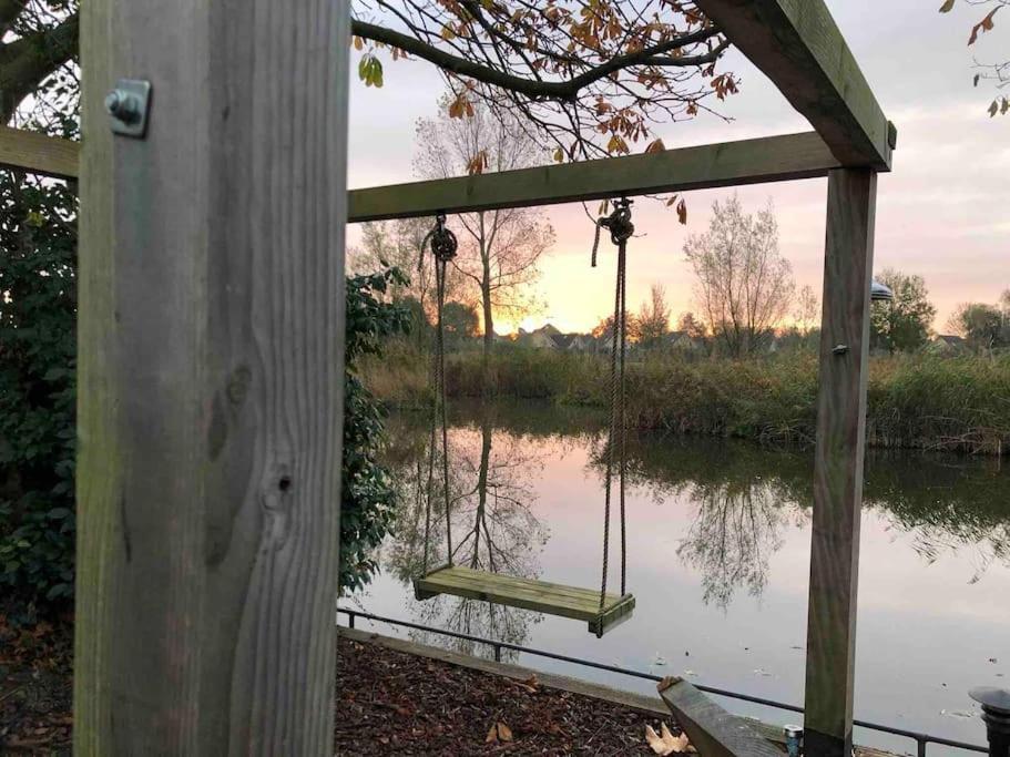 Gezellige Pipo Met Grote Schommel Aan Het Water Villa เมเดมบลิค ภายนอก รูปภาพ